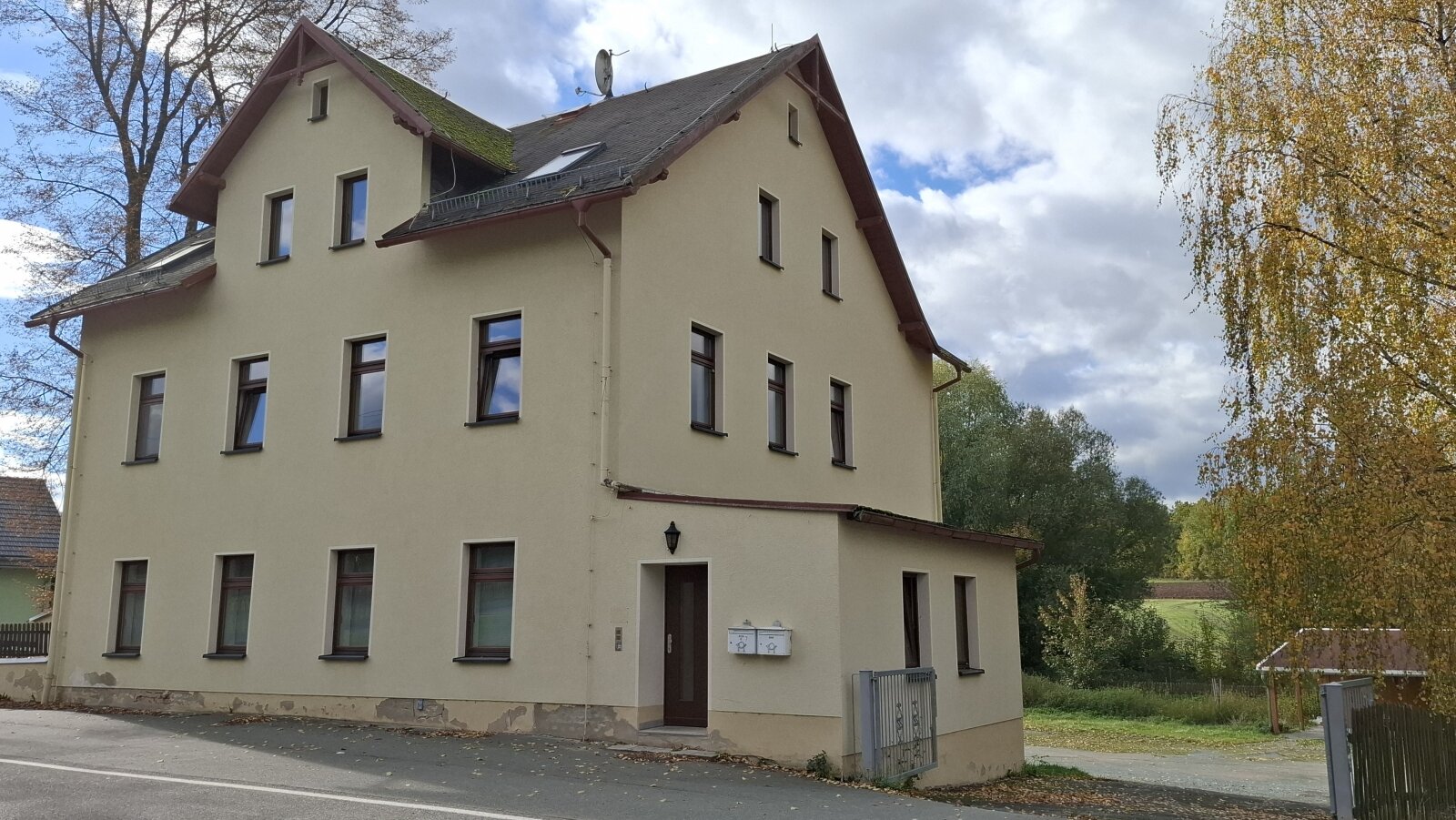 Mehrfamilienhaus mit Lagerhalle und Carports Mehrfamilienhaus mit Lagerhalle und Carports